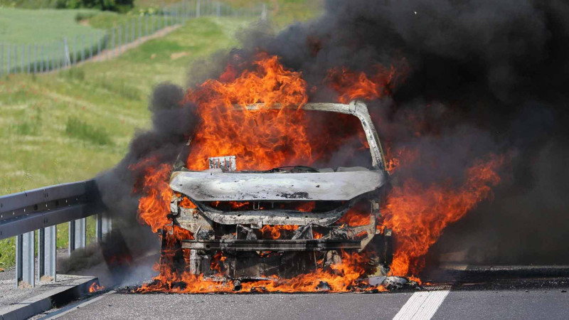 Xəzərdə “Mercedes” yanıb