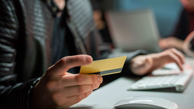 Bakıda bank kartından 6400 AZN oğurlanıb