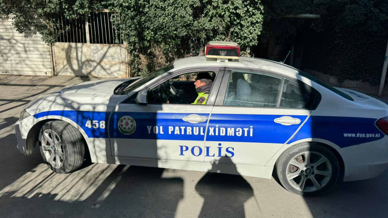 Yasamalda halı pisləşən qadını yol polisi xilas edib
