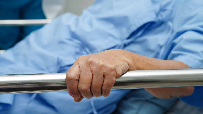 Xətaidəki kafedə dava: kişini şüşə parçası ilə yaralayıblar