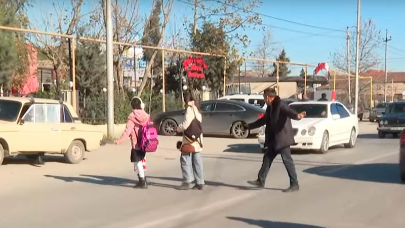 Piyada keçidi nişanı var, özü yoxdur: Binəqədidə təhlükəli yol – VİDEO