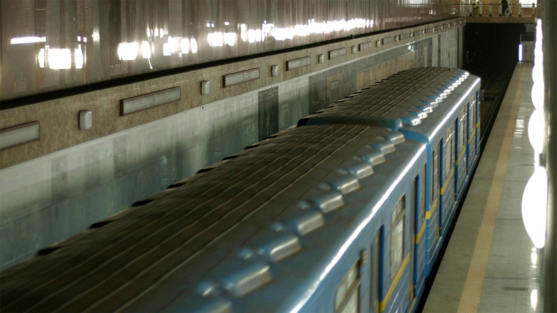 Bakı metrosunda kişi qatar yoluna yıxılıb