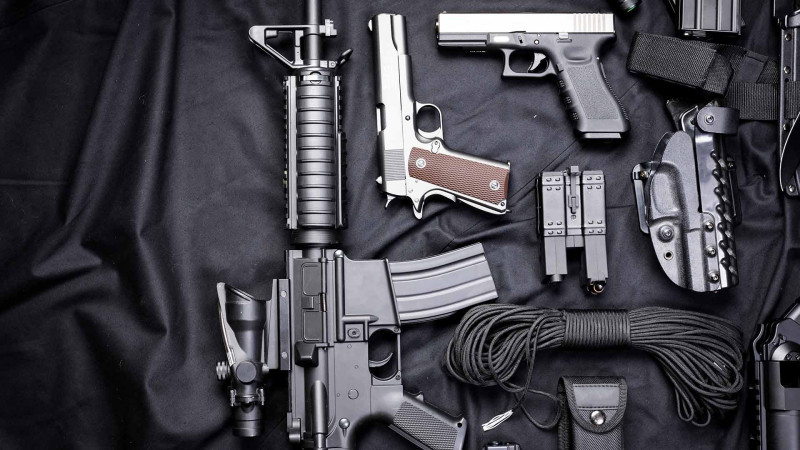 Bakıda vətəndaşlar könüllü silah təhvil veriblər