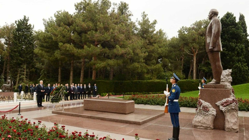 Prezident Fəxri xiyabana gedib