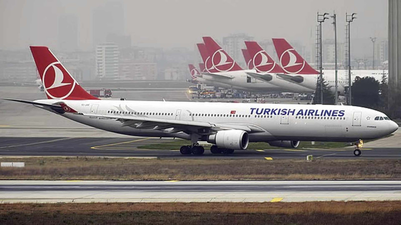 Pakistana gedən təyyarə Bakıya enib