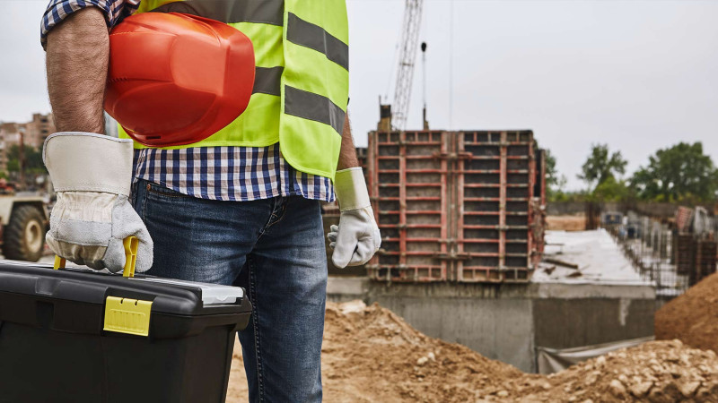 Nərimanovda iş vaxtı fəhlənin başına dəmir dəyib