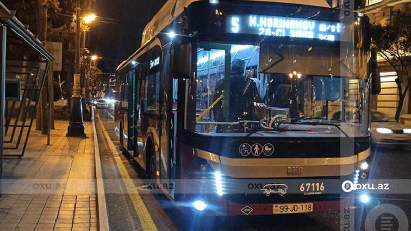 “BakuBus”ın sürücüsü sərnişinləri yolun ortasına qoyub və taksiyə minərək yoxa çıxıb – VİDEO