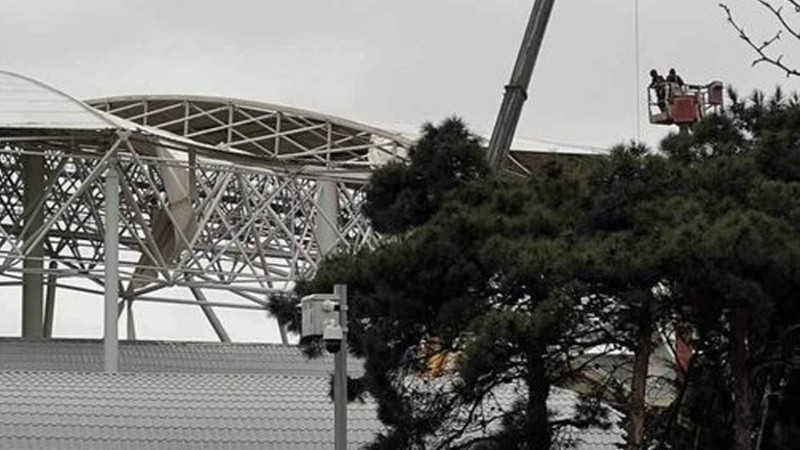 Tofiq Bəhramov adına stadionunun tavanı uçub