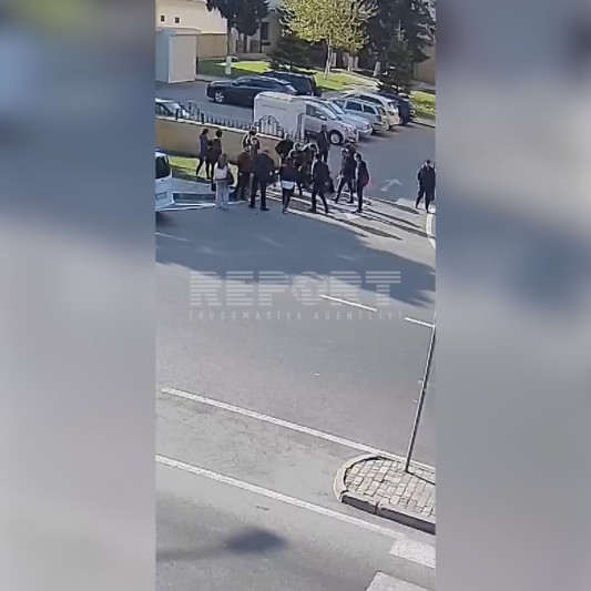 Sabunçu rayon İcra Hakimiyyətinin həyətində qohumlar dalaşıblar