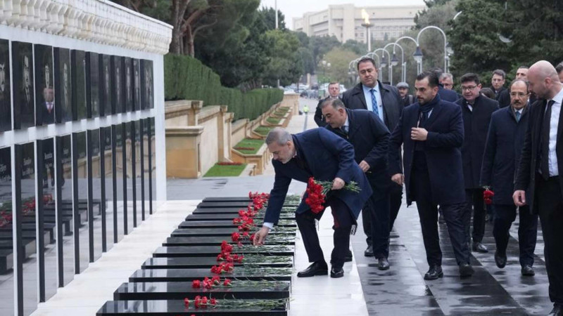 Hakan Fidan Şəhidlər xiyabanına gedib