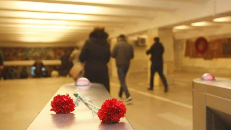 Metroda qadın qəfil dünyasını dəyişib