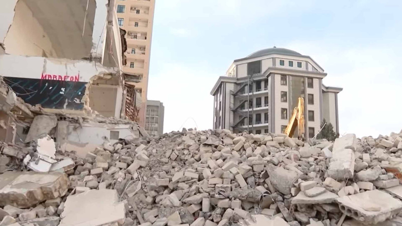 Binəqədi rayonunda söküntü işləri zamanı təhlükəsizliyə riayət olunmur - VIDEO