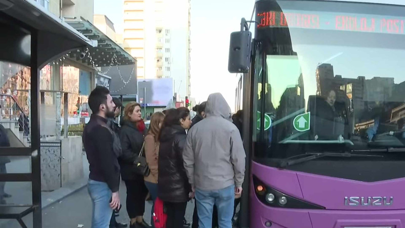 “Manatlıq” taksilərə daha minmək istəməyən sərnişinlər dolu avtobuslara da minə bilmirlər