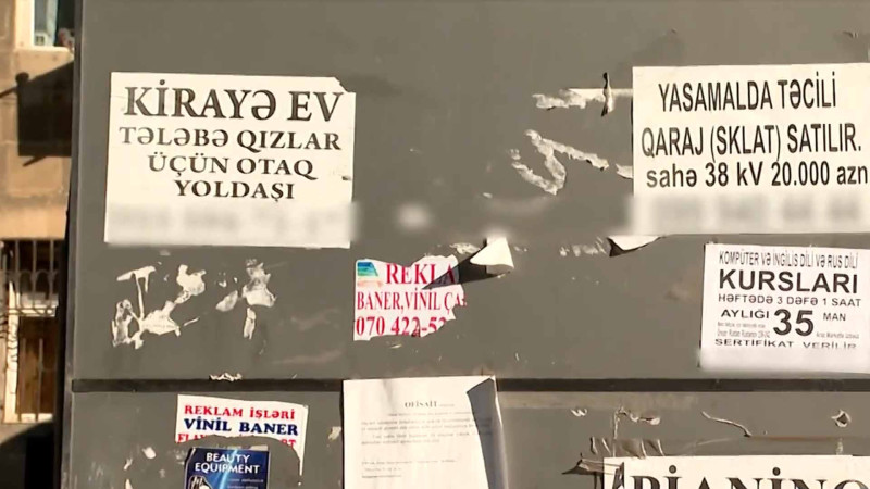 Bakıda avtobus dayanacaqlarında yapışdırılan elanlara cərimə düşür