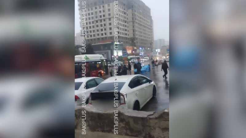 Yasamalda sakinlər avtobusları yağışın altında gözləyirlər