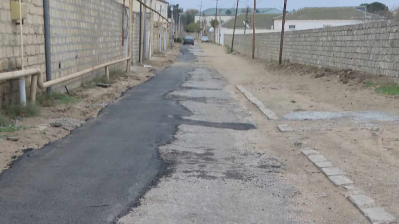 Maştağada asfaltla yamaqlanan küçədə hərəkət etmək mümkün olmur