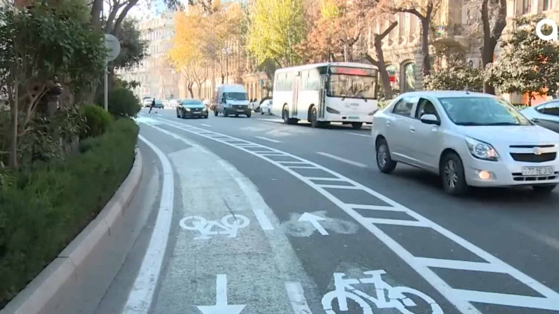 Bakıda çəkilmiş velosiped zolağında velosipeddən daha çox avtomobil var