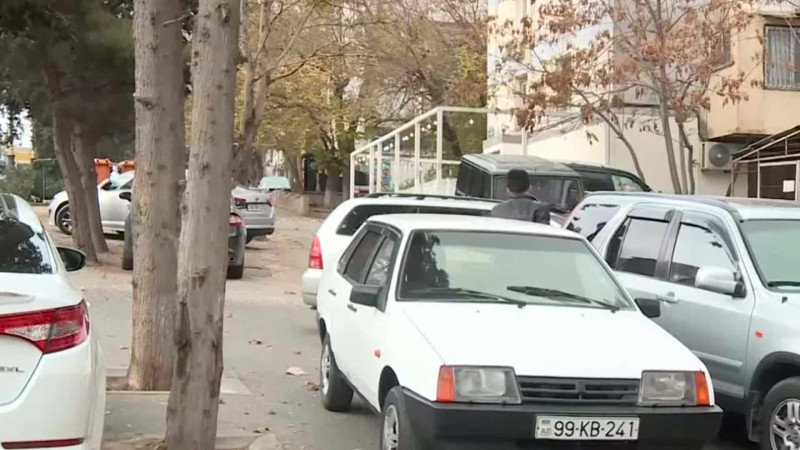 Yasamalda piyada səkisi avtomobil dayanacağına çevrilib – VİDEO