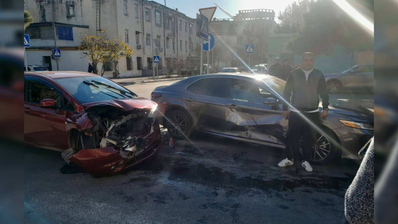 Nərimanovda “Kia” və “Toyota” toqquşub
