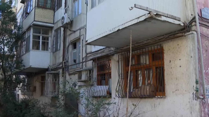 Nəsimidə beşmərtəbəli binanın dayaq sütunları sökülüb: birinci mərtəbədə kafe tikilir – VİDEO