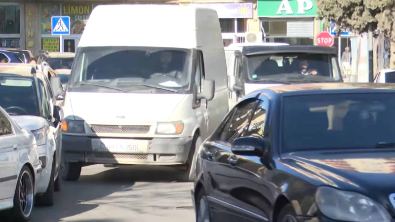 Bakıda yolun hər 2 tərəfi parklanma yerinə çevrilib, avtomobillərin gediş-gəlişi çətinləşib – VİDEO