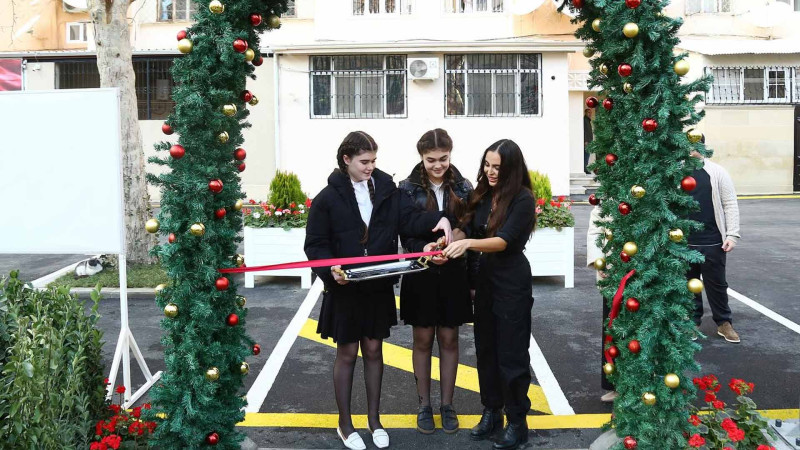 Bakıda Leyla Əliyevanın iştirakı ilə iki abadlaşdırılmış həyət sakinlərin istifadəsinə verilib