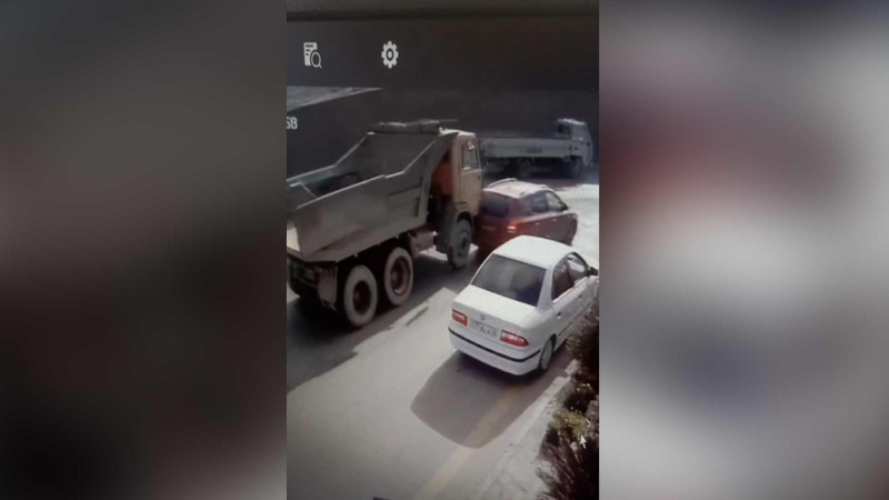 Binəqədi rayonunda “KamAZ” digər avtomobilə çarpılıb - VİDEO