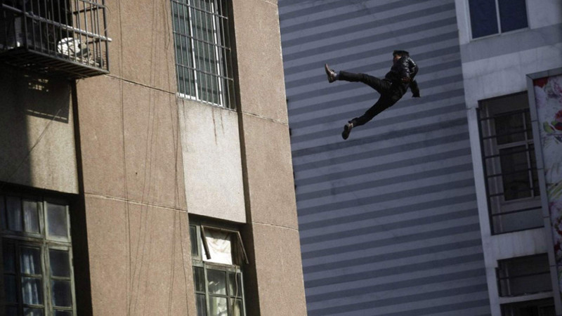 Xətai rayonunda özünü 11-ci mərtəbədən atan kişi sağ qalıb