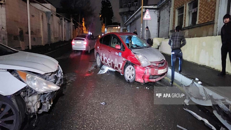 Binəqədidə “Hyundai” və “Prius” toqquşub
