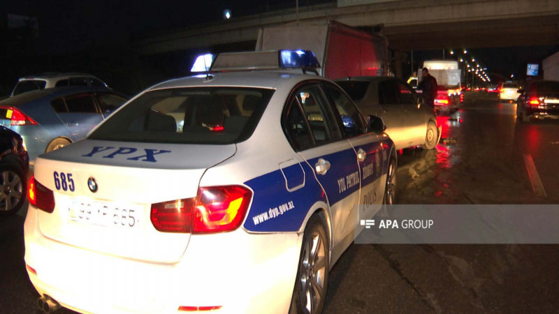 Sabunçuda qəza törədən sürücü qaçmaq istəyərkən burnunu sındırıb