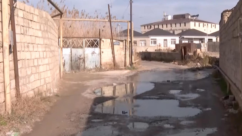 Sakinlər Zabrat qəsəbəsindəki yollardan şikayət edirlər – VİDEO