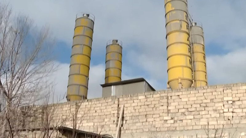 Yasamalda beton zavodu sakinlərin həyətlərinə tullantı atır