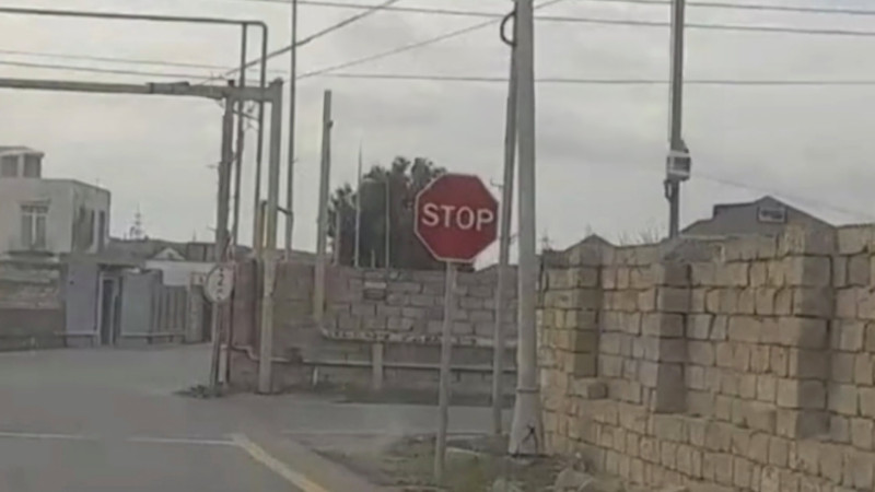 Şüvəlanda dördyolun hər bir istiqamətində “Stop” nişanı var