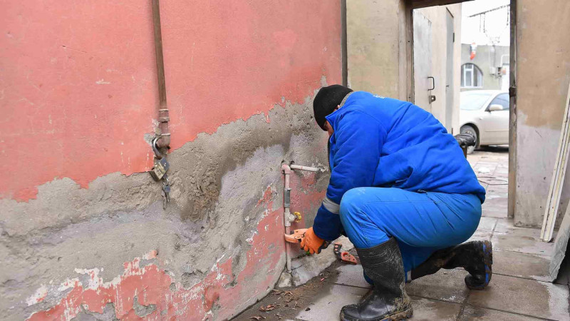 Binəqədidə qum bazarı su şəbəkəsindən qanunsuz su çəkib