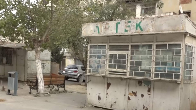 Yasamal rayon sakinləri həyətlərində tikilən qarajlardan illərdir əziyyət çəkirlər – VİDEO