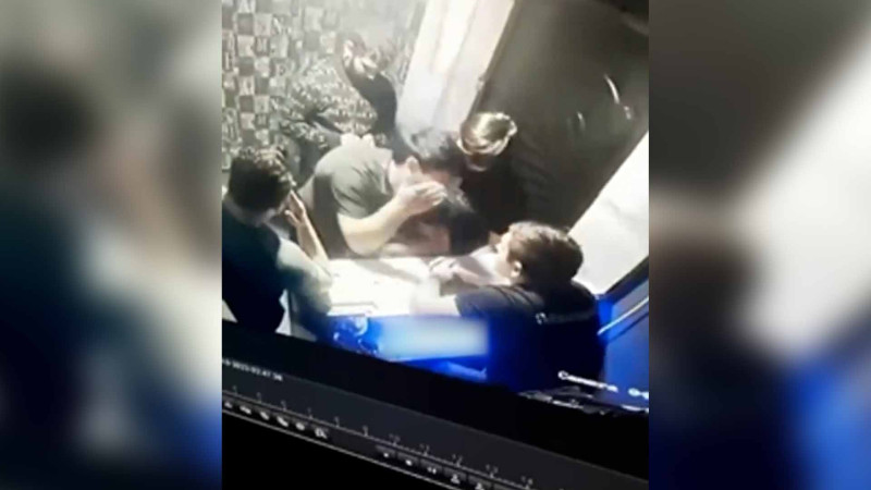 Bakıda gecə klubunda mühafizəçi ilə qonaqlar arasında dava: yaralanan var – VİDEO