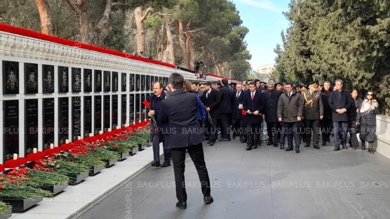 Bakıdakı Türkiyə səfirliyində bayraqlar yarıya endirilib