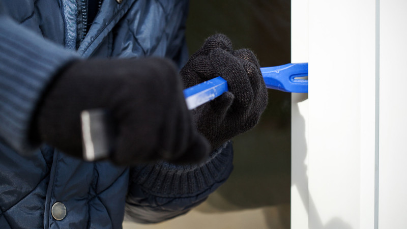 Nərimanovda inşaat mağazasında oğurluq olub