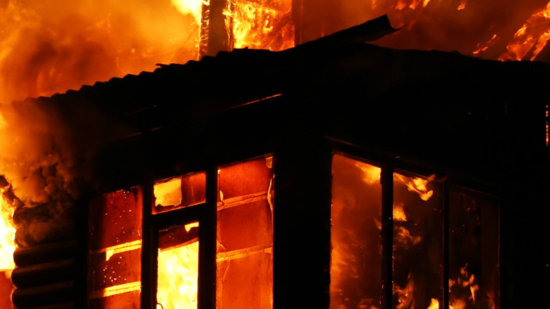 Səbail rayonunda 3 otaqlı ev yanıb