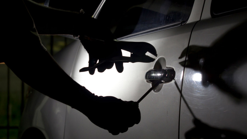 Xətaidə yeniyetmə “BMW” qaçırmaqda şübhəli bilinir