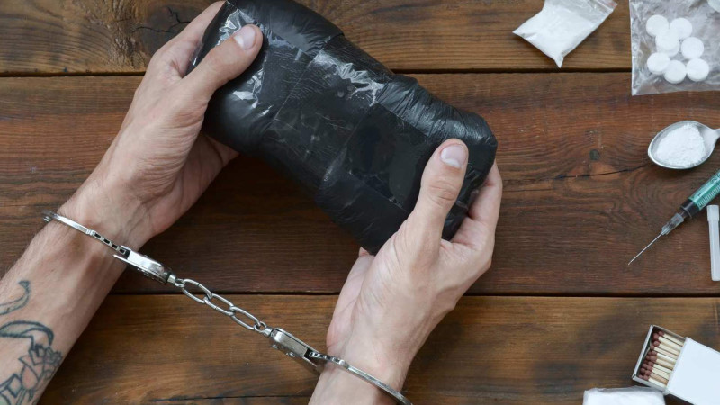Avtomobili narkotikin təsiri altında idarə edən kişi postda saxlanılıb