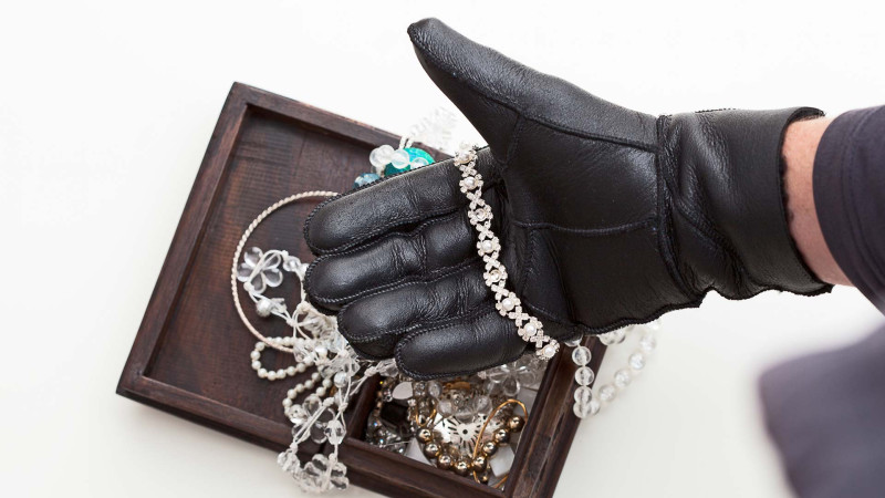 Xətai rayonunda 17.000 manat dəyərində qızıl-zinət əşyaları oğurlanıb