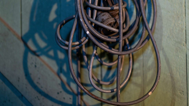 Pirallahıda inzibati binadan naqillər oğurlanıb