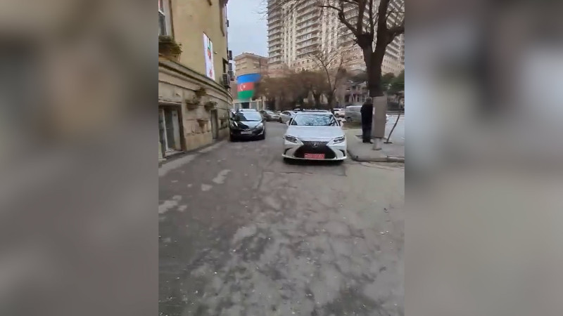 Bakının daha bir küçəsində piyada səkisi avtomobillərlə zəbt edilib