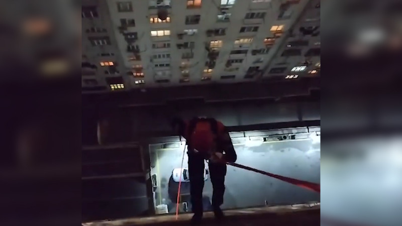 Bakıda köməksiz vəziyyətdə qalan uşaq xilas olunub – VİDEO