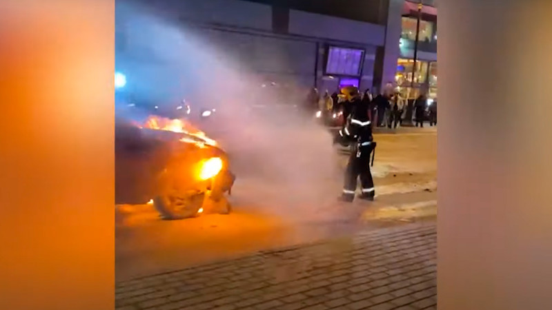 Xətai rayonunda avtomobil yanıb – VİDEO