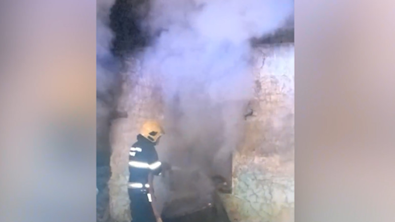 Xətaidə taxta və məişət tullantıları ilə dolu tikili yanıb – VİDEO