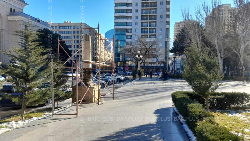 Səməd Vurğun parkında iyulda qırılan işıq dirəyi təmir olunur – FOTO