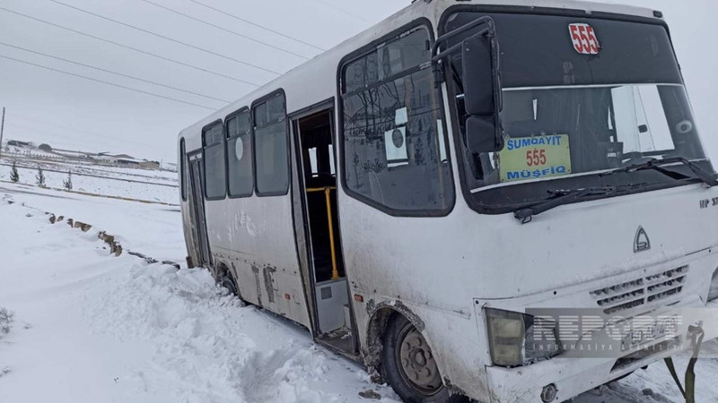 Bakı qəsəbəsindən Sumqayıta hərəkət edən avtobus qəzaya düşüb