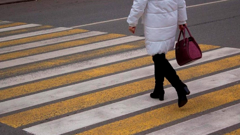 Paytaxtda 55 yaşlı qadını avtomobil vurub